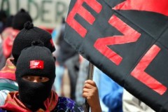 zapatistas con bandera