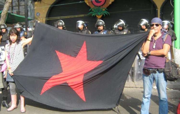 Juan Francisco Kuykendall y Eva Palma en la marcha del 2 de octubre en 2012, Ciudad de México